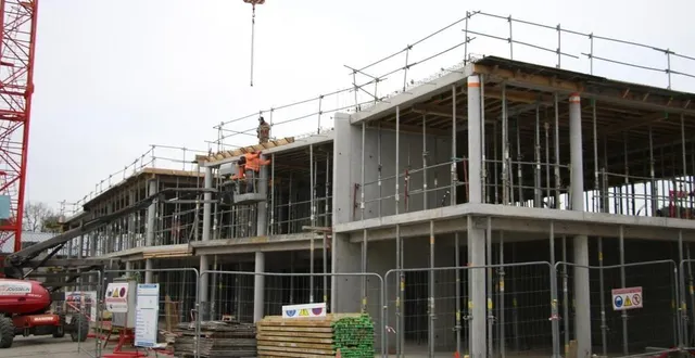 photo  le pôle tertiaire en construction dans le centre de segré devrait être opérationnel dans un an.  &copy;  co – marie-hélène moron 
