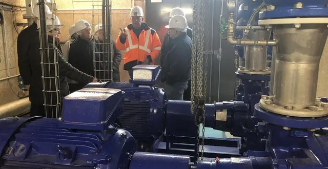 photo  avec les pluies tombées cette année, le niveau d’eau du puits dans lequel pompe l’unité de production d’eau potable de chazé-henry est remonté de 30 mètres.  &copy;  archives co – marie-hélène moron 