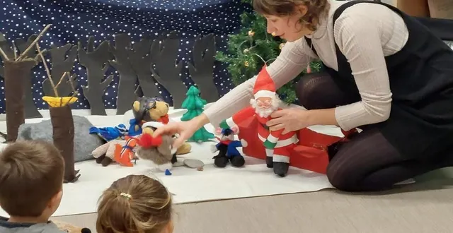 photo  cindy la conteuse a réuni devant elle beaucoup de petits personnages aux couleurs éclatantes. les enfants assis sagement autour de la table ronde, ont écouté la belle histoire qu’elle a contée et chacun des personnages a joué un rôle.  &copy;  co 