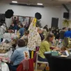 photo  l’association des parents d’élèves (ape) de l’école casimir-rouzay a organisé son marché de noël, dimanche, de 10 h à 18 h, à la salle des fêtes. un moment chaleureux et convivial où les visiteurs ont pu découvrir les stands artisanaux de produits locaux, des idées cadeaux originales, et profiter d’animations, comme la présence du père noël pour une photo avec les enfants. 