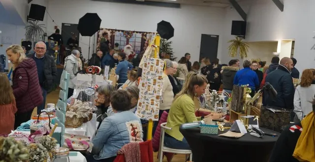 photo  l’association des parents d’élèves (ape) de l’école casimir-rouzay a organisé son marché de noël, dimanche, de 10 h à 18 h, à la salle des fêtes. un moment chaleureux et convivial où les visiteurs ont pu découvrir les stands artisanaux de produits locaux, des idées cadeaux originales, et profiter d’animations, comme la présence du père noël pour une photo avec les enfants.  &copy;  ouest-france 