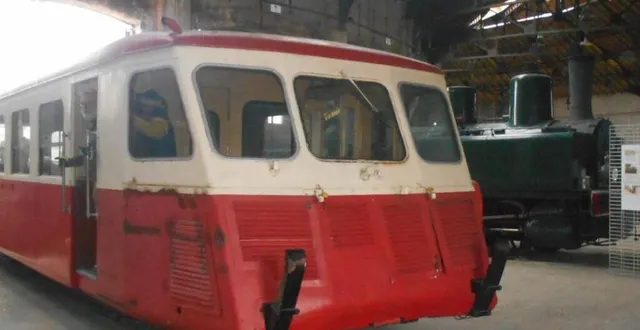 photo  l’autorail dans une alvéole proche de la locomotive a vapeur léonie.  &copy;  ouest-france 