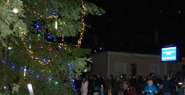 photo  le public était venu nombreux place emile-renault pour assister à l’inauguration des illuminations puis au concert de la sainte-cécile  &copy;  ml 