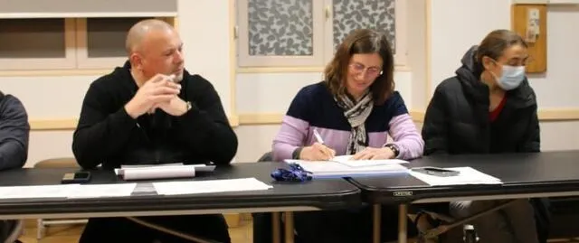 photo  gaëlle assier, au centre, accompagnée des membres du bureau, et d’andré boutin, à droite.  &copy;  ouest-france 