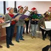 photo le chœur de femmes du lude répète pour le concert du marché de noëlde pringé.
