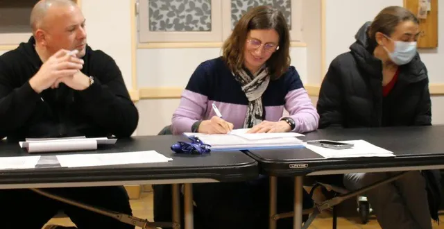 photo  gaëlle assier, au centre, accompagnée des membres du bureau.  &copy;  le maine libre 