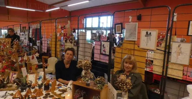 photo  pascale pautonnier, plasticienne au premier plan et fanny gueniot, céramiste et artiste peintre proposaient de nombreux objets.  &copy;  le maine libre 