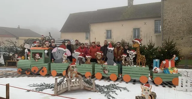 photo  les membres du comité réunis derrière leurs décorations  &copy;  le maine libre 
