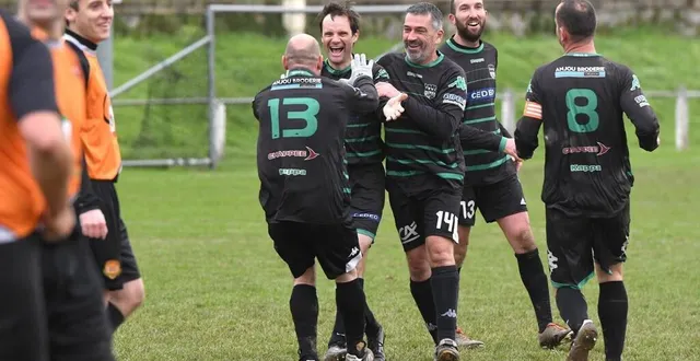 photo  nicolas touzaint fête son premier but sous le maillot de l’obva avec ses coéquipiers. et quel but !  &copy;  photo co - michel durigneux 