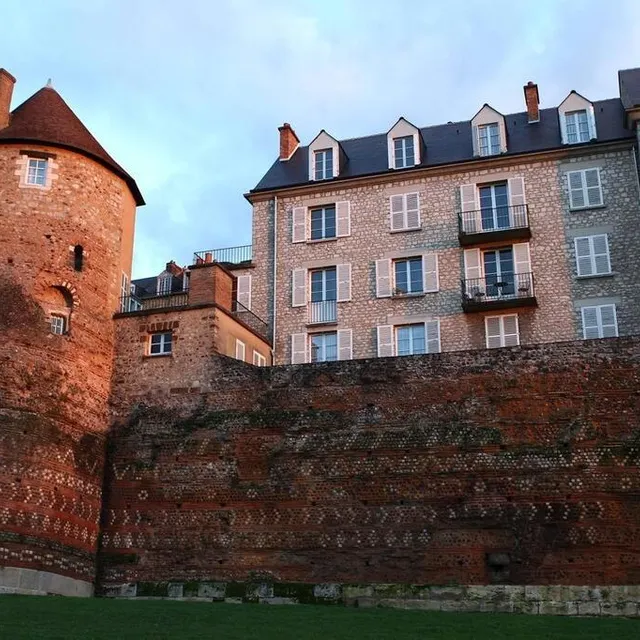 photo les remparts de la cité plantagenet.  ©  ouest france archives