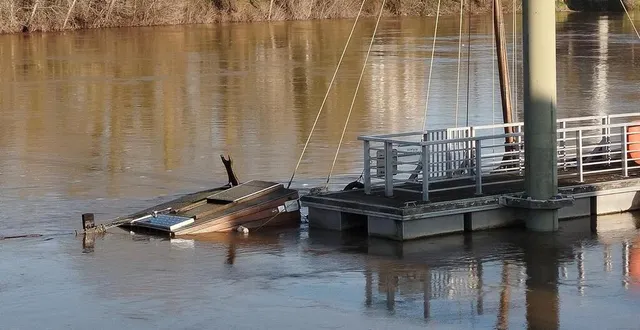 photo  amarré au pont du quai gambette à chalonnes-sur-loire, le gabarot du cinquième vent est presque totalement coulé. à 10 h 30, ce jeudi 12 décembre 2024, les panneaux solaires sur la cabine de l’embarcation étaient justes au-dessus du niveau de la loire.  &copy;  ouest-france 