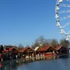 photo  la grande roue domine les chalets du marché du village santa claus, au jardin du mail. 