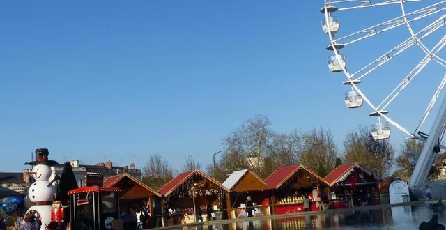 photo  la grande roue domine les chalets du marché du village santa claus, au jardin du mail.  &copy;  ouest-france 
