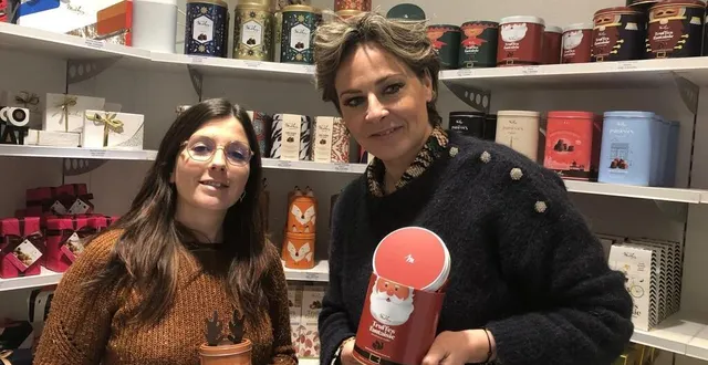 photo  camille lemaitre, chargée de communication, et stéphanie gautier, directrice générale depuis le mois de juin, présentent deux des boîtes à thème éditées cette année par chocolat mathez. il existe une cinquantaine de packagings.  &copy;  co 