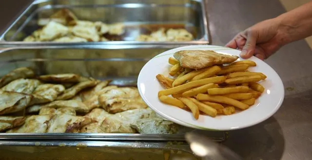 photo  le prix du repas à la cantine dans les collèges publics passera à 4,10 € dès le mois de janvier.  &copy;  archives co – josselin clair 