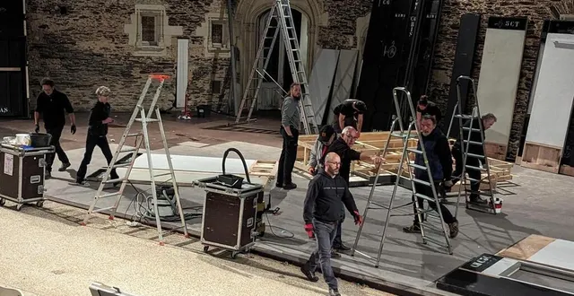 photo  entre deux spectacles, sur le plateau lové au sein du château du plessis-macé, les techniciens ne perdent pas une seule minute. quelle sera la configuration du festival d’anjou pour sa 75e édition, en 2025 ?  &copy;  archives ouest-france. 