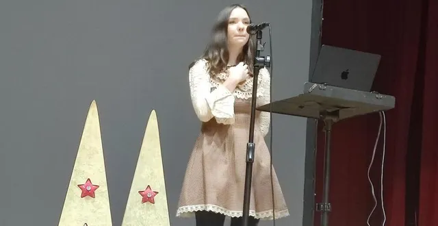 photo  au marché de noël, dimanche, la chanteuse mayennaise aglaë a interprété des chansons françaises et des titres de sa composition. le tour de chant de cette artiste de 19 ans, qui espère en faire son métier, a été très apprécié des visiteurs.  &copy;  ouest-france 