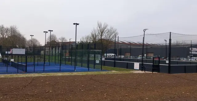 photo  en 2025 les terrains de padel et de foot à cinq seront recouverts de structures supportant des panneaux photovoltaïques  &copy;  ouest-france 