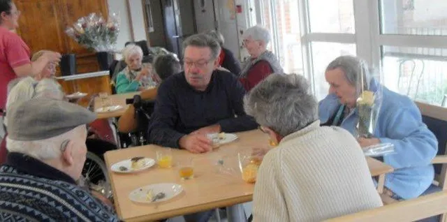 photo  lors du goûter de noël, le maire a partagé le gâteau et a distribué à chacun une rose et des sachets de friandises.  &copy;  le maine libre 