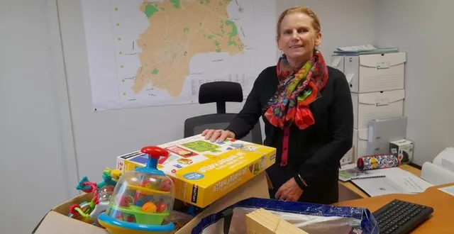 photo  chantal pinel centralise les jouets collectés.  &copy;  le maine libre 