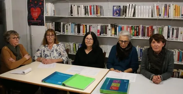 photo  marie-line lacroix, au centre, accompagnée des membres de bureau et de véronique chauvière, à gauche.  &copy;  le maine libre 