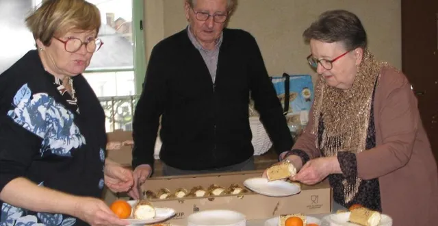photo  anne-marie gaignard, vice-présidente, michel guyet, membre du bureau, et martine brault, secrétaire adjointe à la préparation de la bûche.  &copy;  le maine libre… 