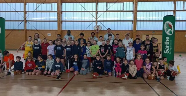 photo  les joueurs du msb, accompagnés par françoise lelong, conseillère départementale, et l’ensemble des jeunes basketteurs.  &copy;  ouest-france 
