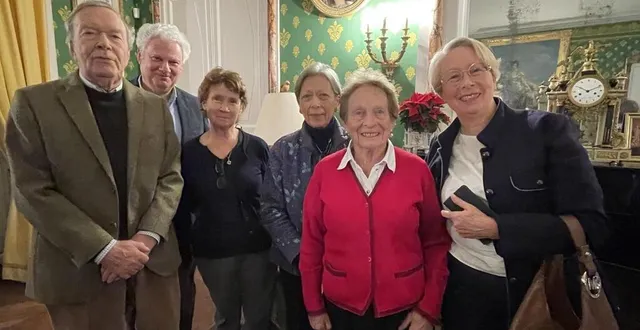 photo  les membres de l’association des vieilles maisons françaises entourent la comtesse du peyroux, propriétaire du château de dobert à avoise.  &copy;  le maine libre 