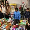 photo  mercredi 11 décembre 2024, quelques membres du conseil municipal jeunes de sablé-sur-sarthe ont remis les jouets récoltés lors du marché de l’avent à deux associations saboliennes. 