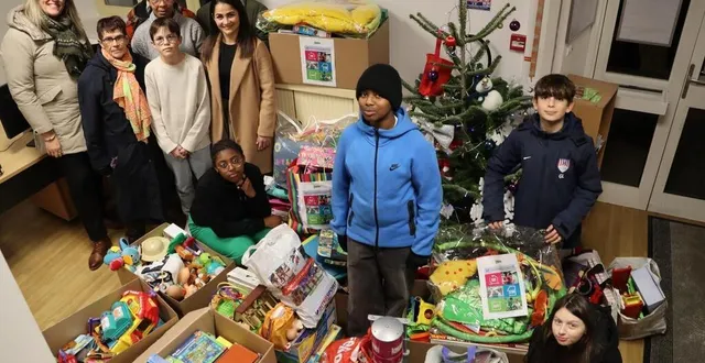 photo  mercredi 11 décembre 2024, quelques membres du conseil municipal jeunes de sablé-sur-sarthe ont remis les jouets récoltés lors du marché de l’avent à deux associations saboliennes.  &copy;  ouest-france 