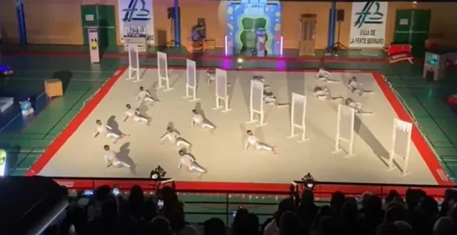 photo  les gymnastes ont proposé des tableaux autour du thème de la fête foraine.  &copy;  vsf gymnastique 