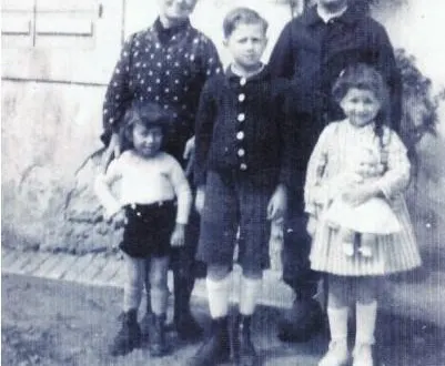 photo  une très rare photo où apparaît esther et georges et les deux protégés, jacques et ginette.  &copy;  ouest-france 