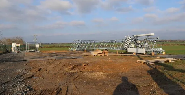 photo  le pylône de 31 m est en passe d’être érigé à la masselière, à juigné-sur-sarthe, près de la voie ferrée.  &copy;  ouest-france 