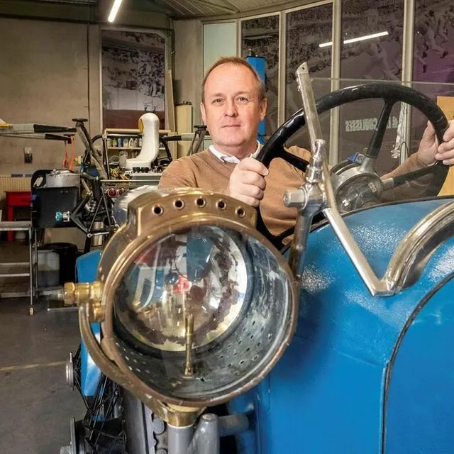 photo fabrice bourrigaud, directeur « culture et héritage des 24 heures » à l’aco, l’association organisatrice de la course. il est au volant de la chenard et walcker, première voiture à avoir remporté l’épreuve, en 1923. cette voiture française appartient déjà au musée du mans.  ©  dominique breugnot photographer