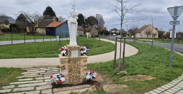 photo  la vierge veille sur le rond-point des mortrons.  &copy;  ouest-france 