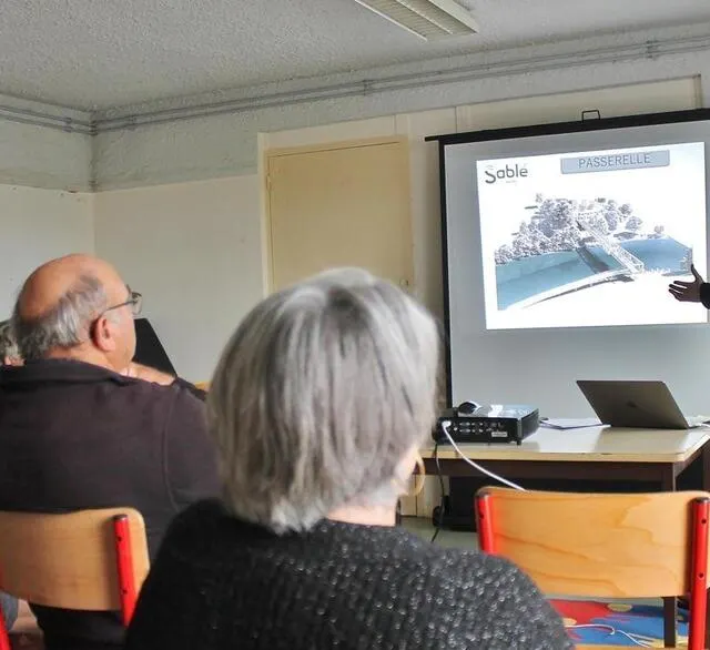 photo nicolas leudière, le maire, lors d’une présentation du projet de passerelle dans une réunion de quartier, en octobre 2023, à sablé-sur-sarthe.  ©  archives ouest-france