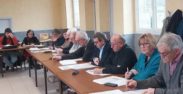 photo  mardi, une partie du conseil de la cdc du pays fertois et bocage carrougien.  &copy;  ouest-france 