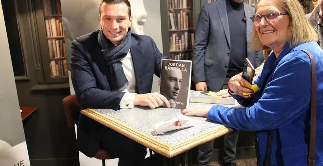 photo  jordan bardella, président du rassemblement national, pose tout sourire pendant une séance de dédicaces, au mans (sarthe).  &copy;  ouest-france 