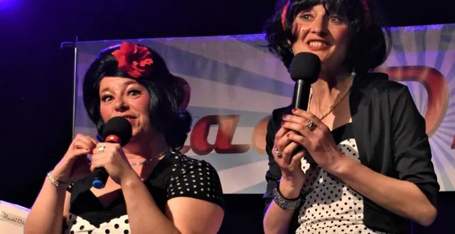 photo  solange et solange, fans des années 50, animent une émission de radio aussi pièce de théâtre… ou l’inverse, le soir du 31 décembre aux bac.  &copy;  co 