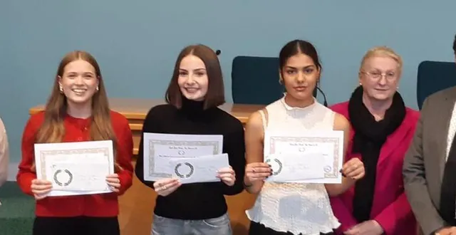 photo  hélène averseng, professeure de lettres, lalie (2e prix), lila (1er prix), imen (3e prix), claudine poulet, professeure de lettres et sébastien ficot, proviseur du lycée jean-bodin.  &copy;  co 