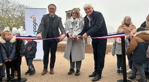 photo  patrick desmazières, maire, frédéric joubin, inspecteur de l’éducation nationale et nadège courtabessis, la directrice de l’école maternelle, ont coupé le ruban inaugural.  &copy;  le maine libre 
