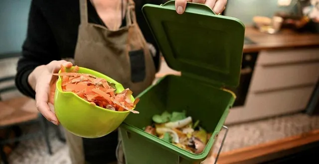 photo  le bio-seau permet d’amener les déchets alimentaires au point d’apport.  &copy;  marc ollivier / ouest france 