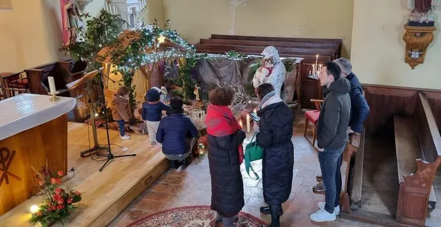 photo  à la guierche, marie et dominique, membres de l’équipe paroissiale, ont à cœur d’installer une crèche, tous les ans un peu différentes, et d’accueillir les visiteurs.  &copy;  ouest-france 