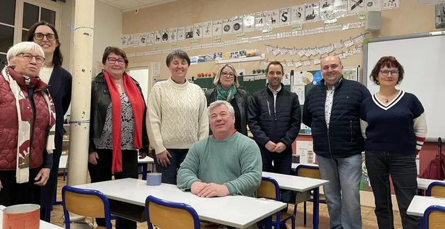 photo  l’école descartes de la flèche a été rénovée, la réception des travaux a eu lieu jeudi 5 décembre 2024. ici, les élus, les agents municipaux et les entrepreneurs.  &copy;  le maine libre 