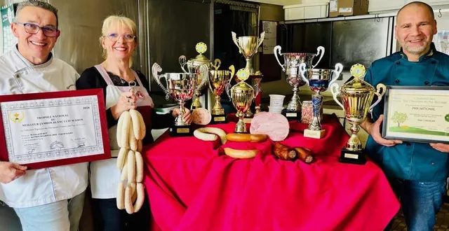 photo  les époux buret (à gauche) et leur salarié, alain chevalier, collectionnent les prix.  &copy;  le maine libre 