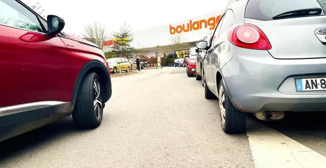 photo  face au manque de places de stationnement, les automobilistes se garent carrément sur la chaussée, le long des galets de l’atoll. le samedi, c’est pire : ils stationnent le long de la quatre voies.  &copy;  ouest-france 