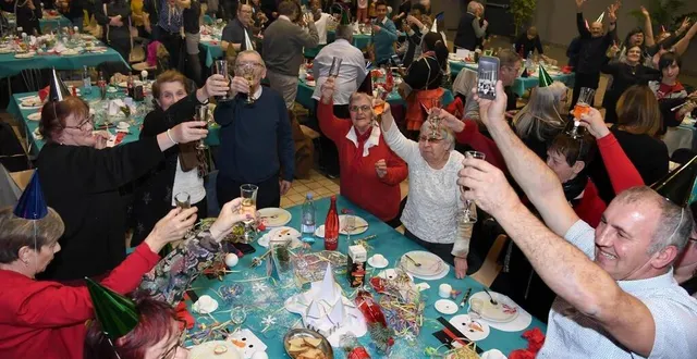 photo  angers, parc des expositions. près d’un millier de convives célèbrent chaque année le passage à la nouvelle année lors du réveillon de l’amitié.  &copy;  archives co – laurent combet 