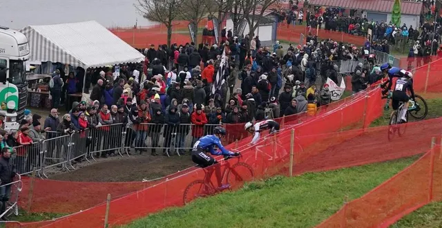 photo  la première journée de la coupe de france de cyclo-cross a rassemblé des centaines de personnes à la ferté bernard.  &copy;  ouest-france 