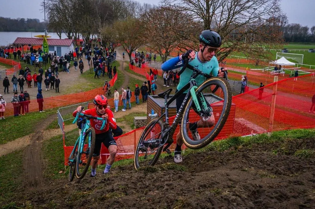 Cyclocross. Coupe de France à La FertéBernard Joshua Dubau s’impose