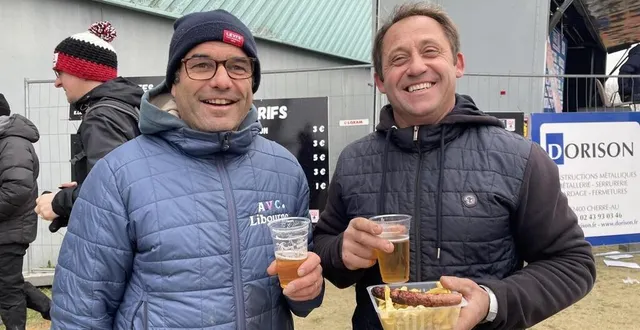 photo  venus de bordeaux et de charente-maritime, ces deux compères ont bien profité de leur pause déjeuner à la buvette.  &copy;  le maine libre 